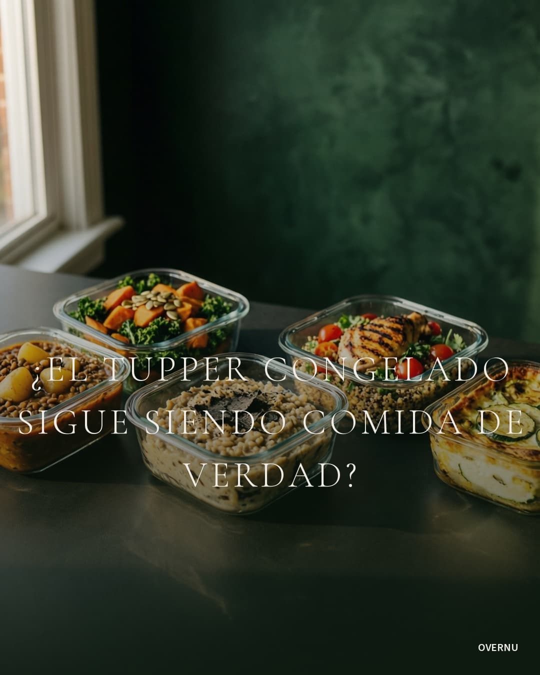 Publicación de OVERNU: Domingo, tarde, mochila lista para el lunes. Y tú todavía sin saber qué vas a poner en los tuppers de toda la semana. 🥘