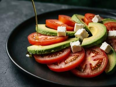 Publicación de OVERNU: Ensalada de tomate y aguacate con atun y queso fresco